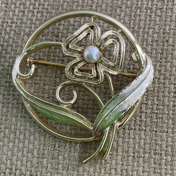 Sarah Coventry Jewelry - Sarah Coventry Vintage Shamrock Clover Flower Faux Pearl Gold Tone Brooch Pin